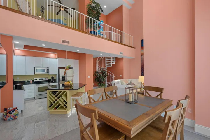 228 2-Story Spacious Work/Live Loft