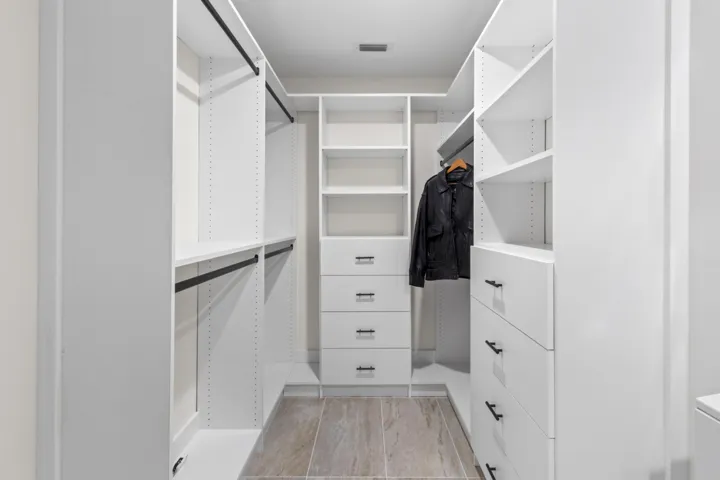 Her walk incloset