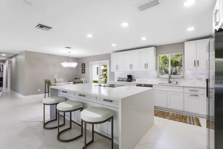 Kitchen Dining Bar area