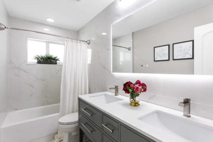 2nd Bath Double Vanity Tub/Shower