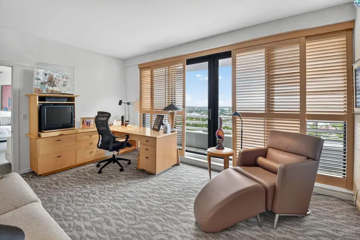 Guest Suite 3 (Office)