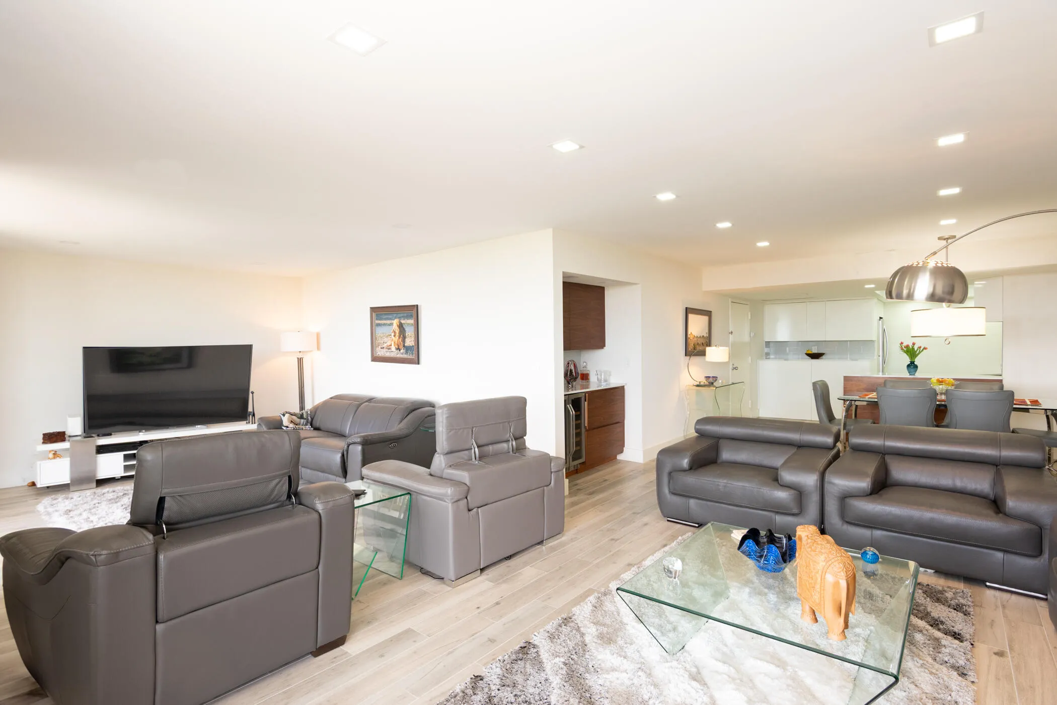 © Clark-2400 Presidential Way 801-008