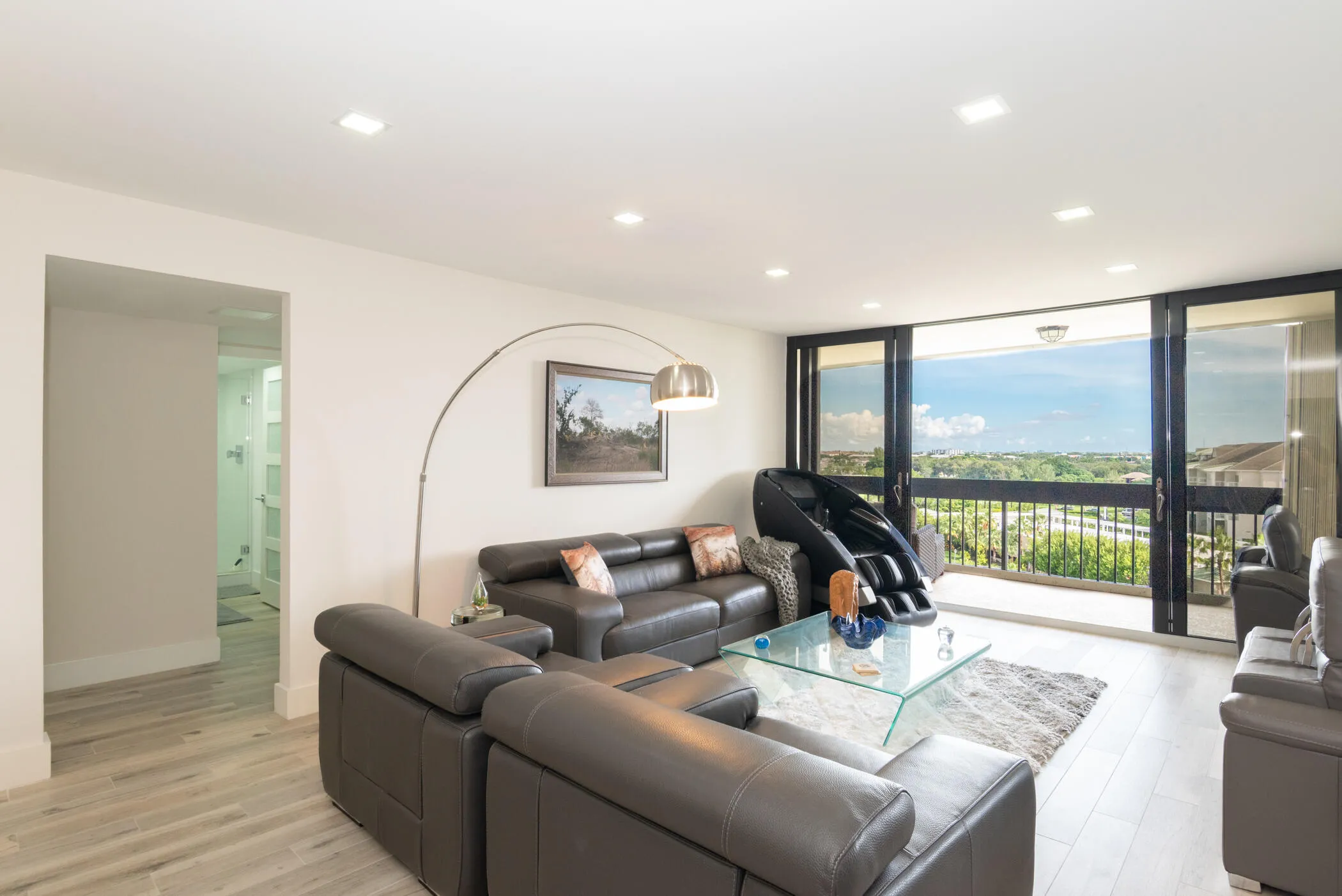 © Clark-2400 Presidential Way 801-003