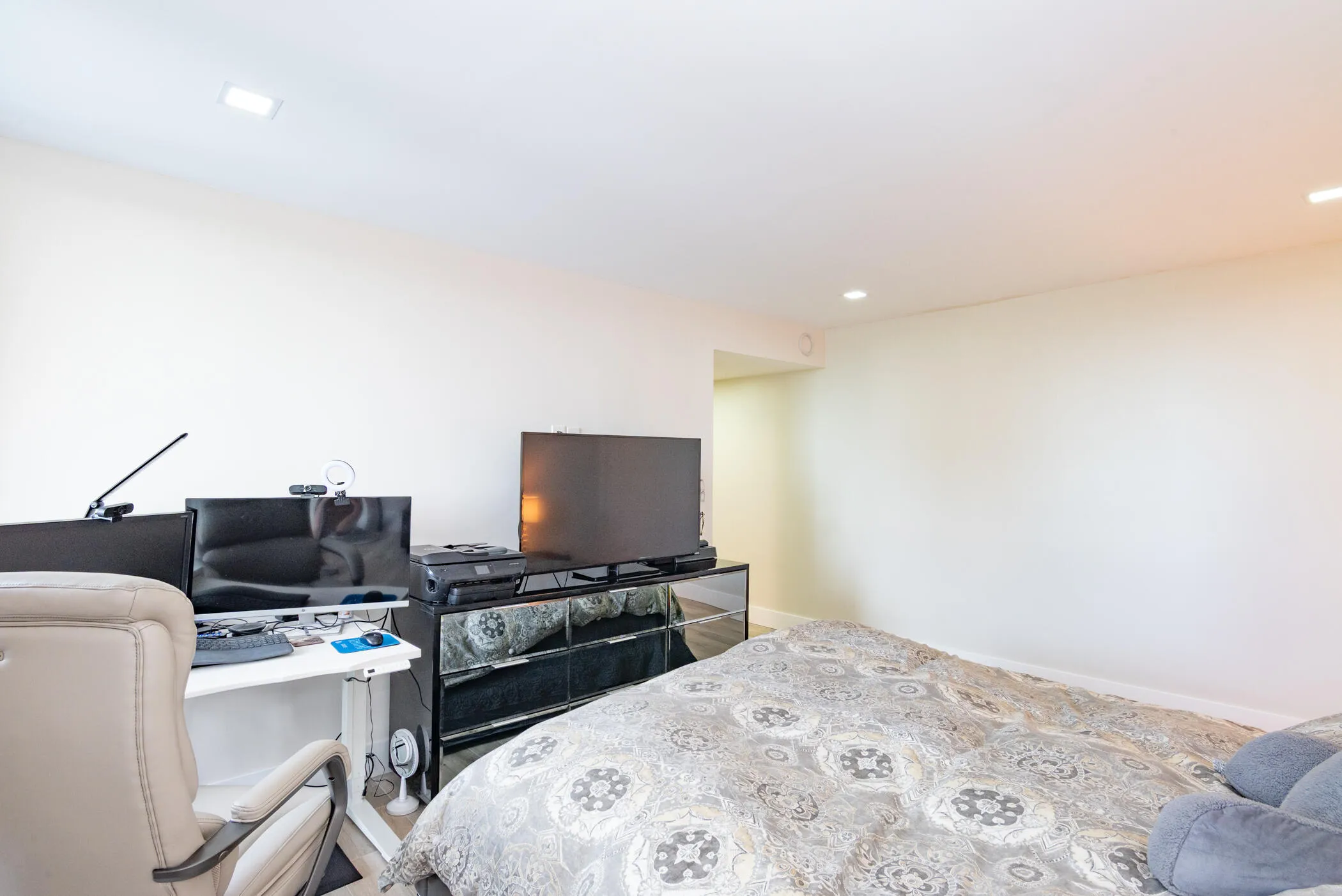 © Clark-2400 Presidential Way 801-025
