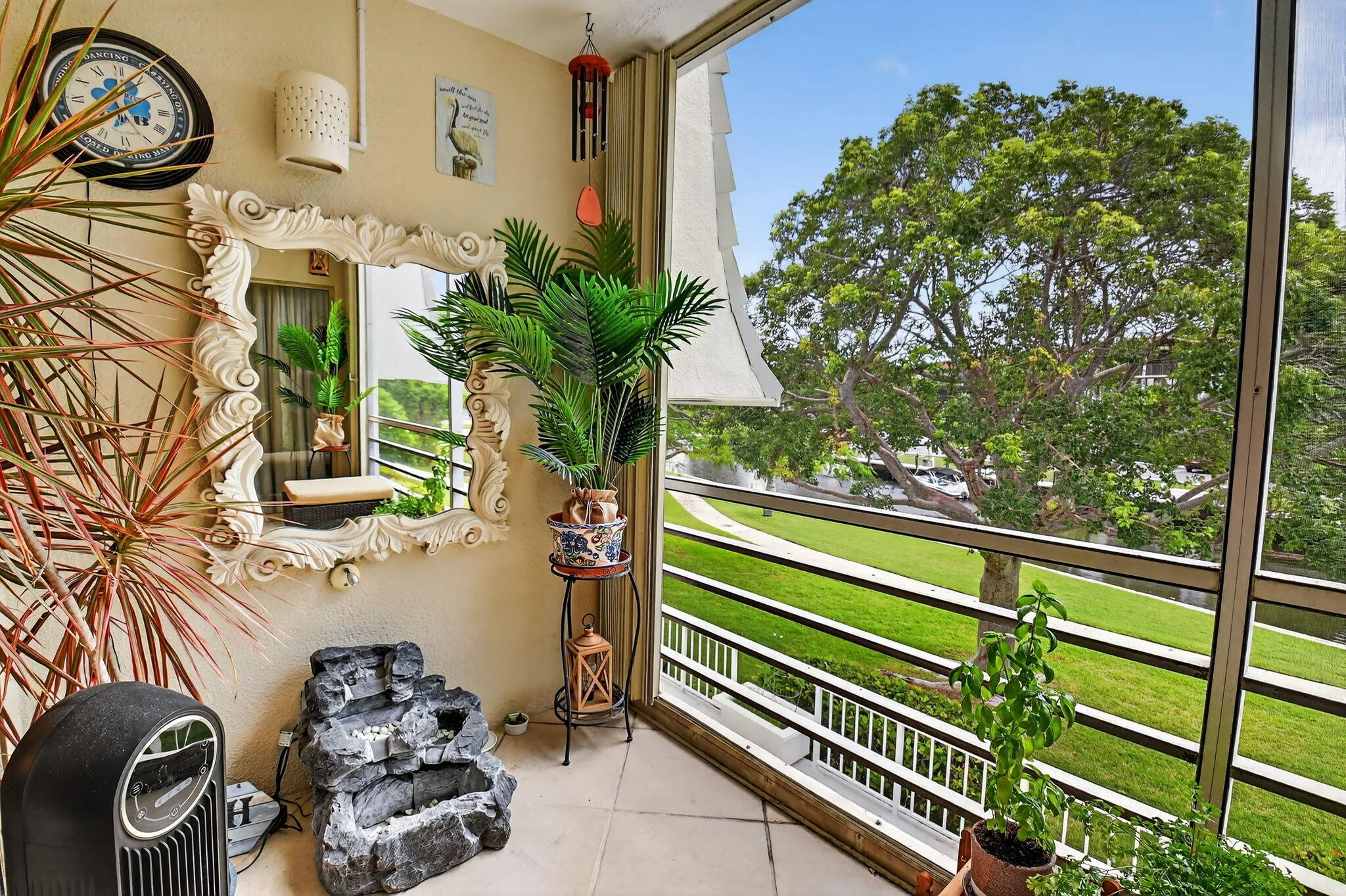 Coastal breezes from your screened lanai 365 days a year!