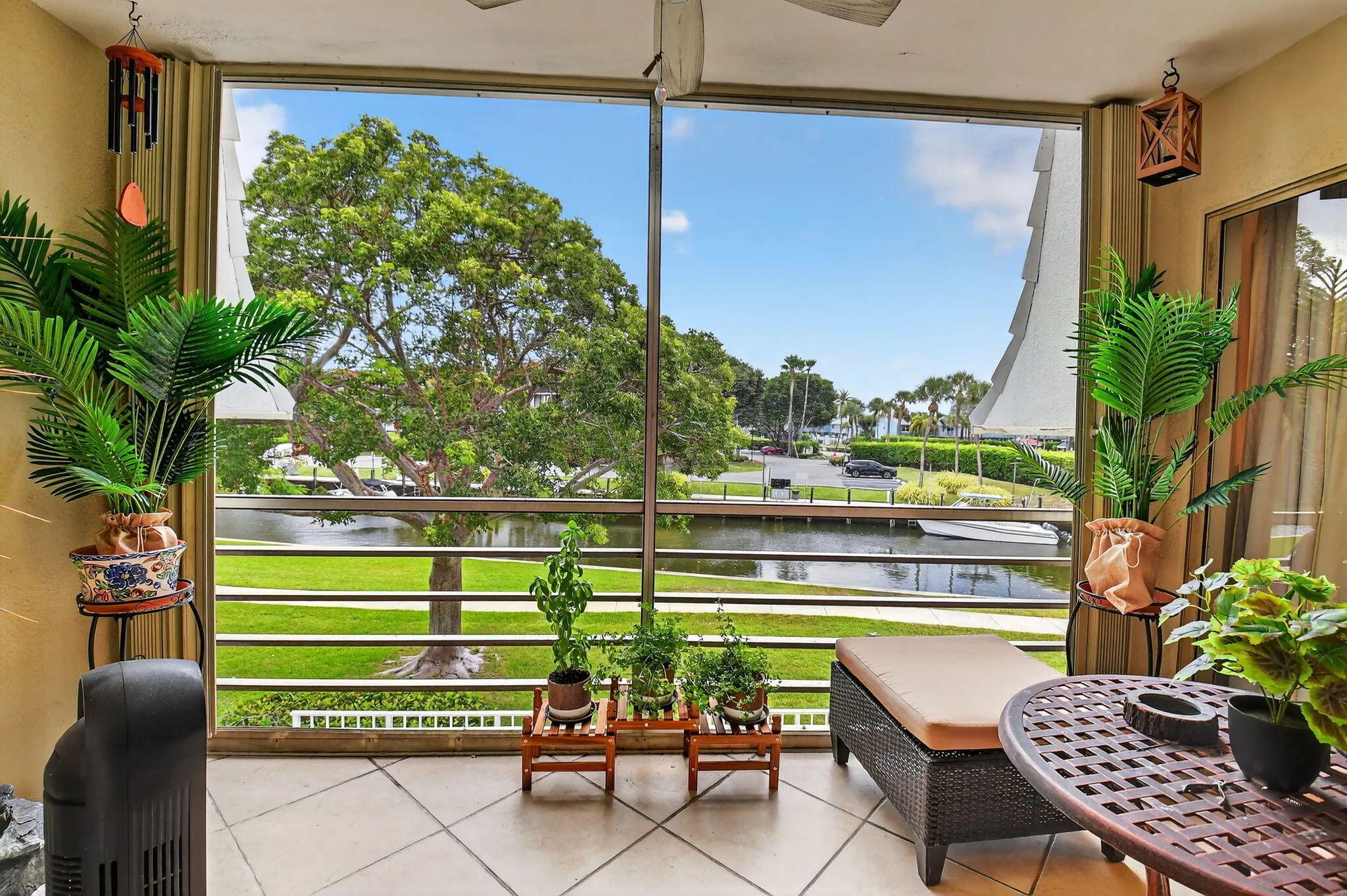 Coastal breezes from your screened lanai 365 days a year!