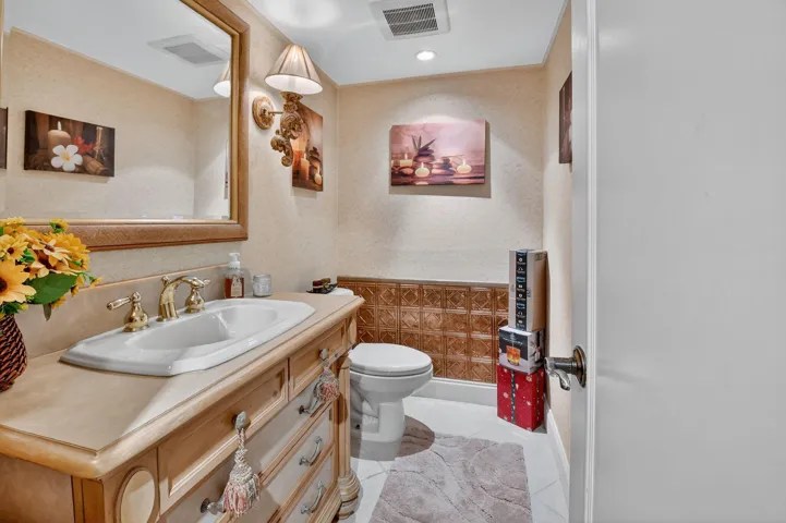 Convenient to have a guest bathroom in this 1 bedroom apartment