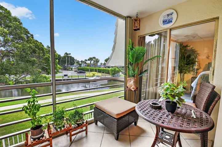 Coastal breezes from your screened lanai 365 days a year!