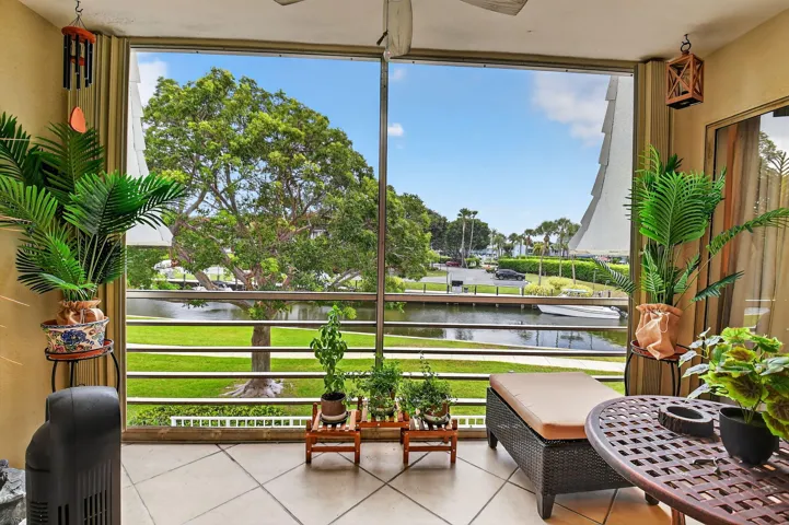 Coastal breezes from your screened lanai 365 days a year!
