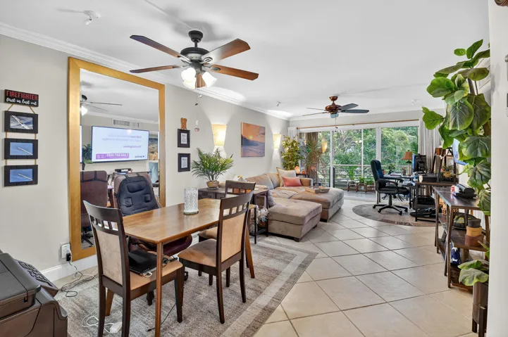 Dining Rm with build in MIRROR