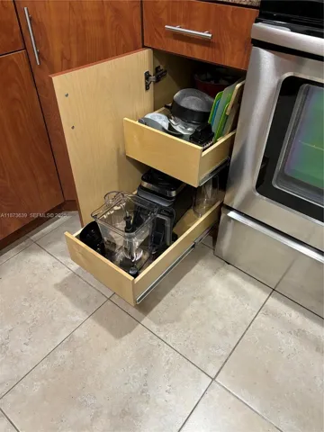 DRAWER SYSTEM IN KITCHEN