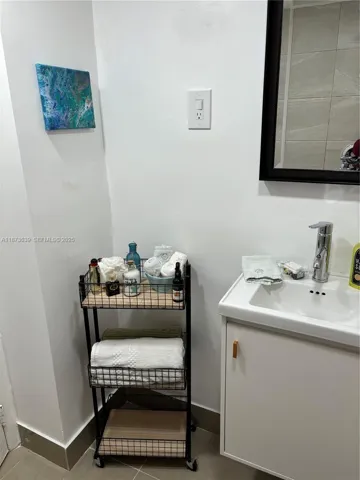 BATHROOM AT THE 1ST FLOOR