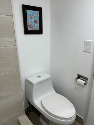 BATHROOM AT THE 1ST FLOOR