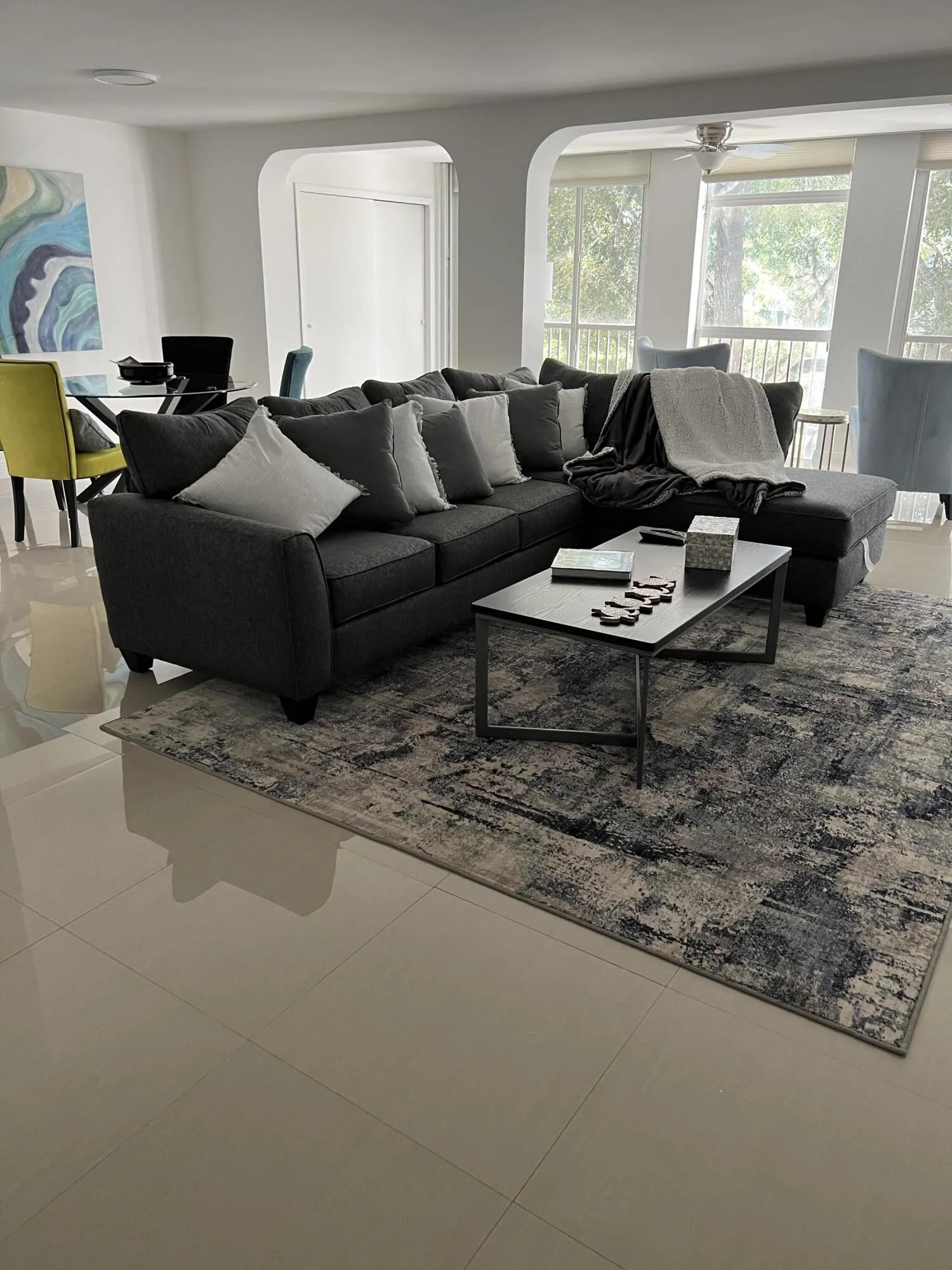 Living room/dining room smashing views