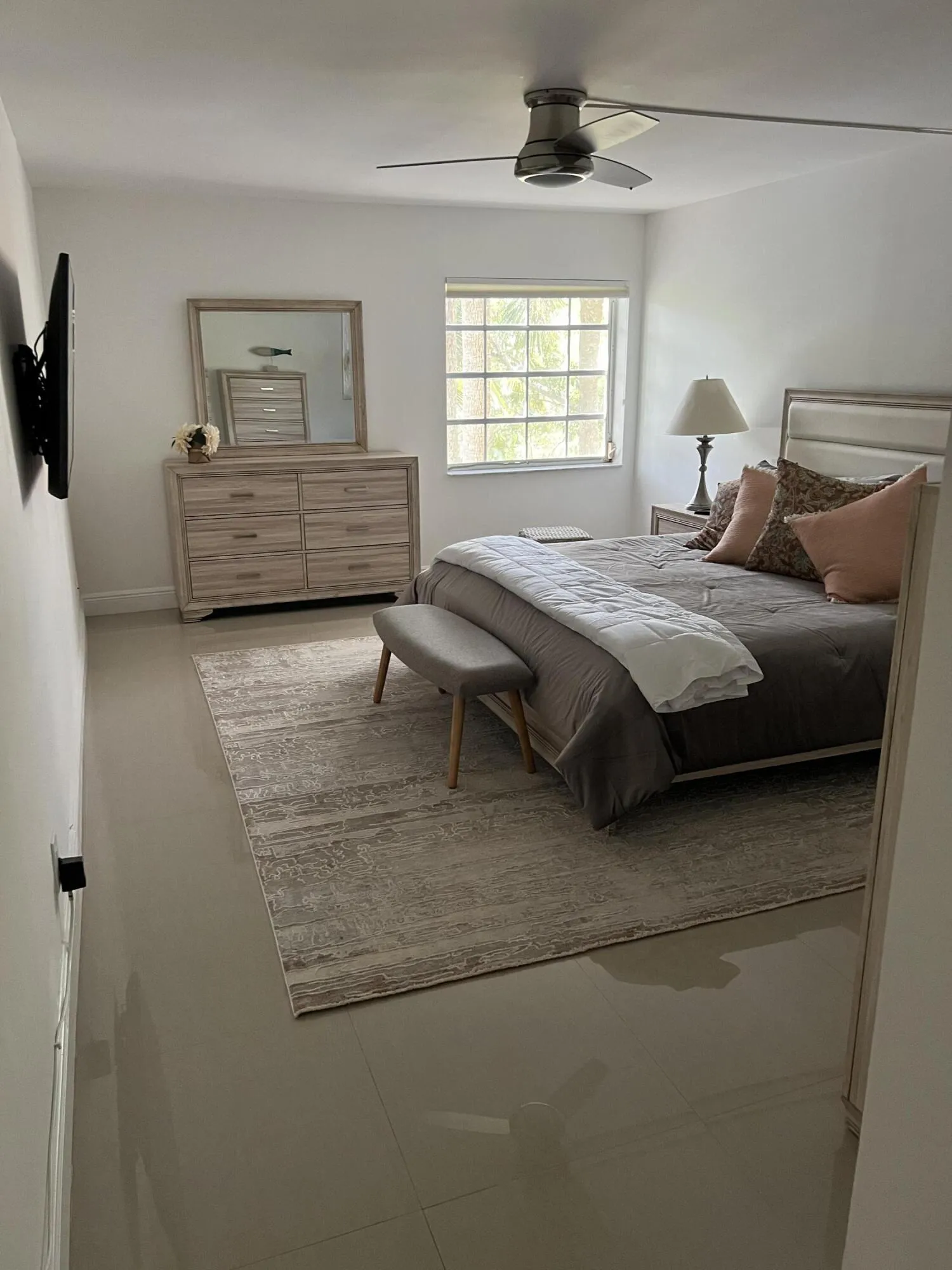Master with smashing view of pond,pool,golf course