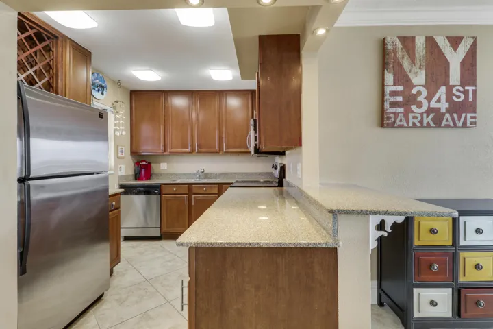 Kitchen and Breakfast Bar