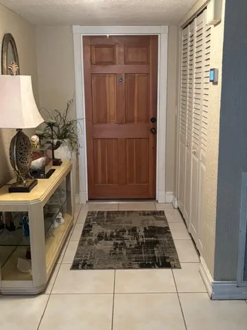 Foyer/Closet