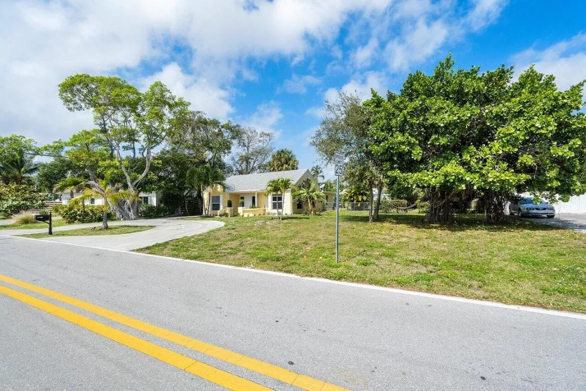 001-727SouthLakeDrive-Lantana-FL-33462-S