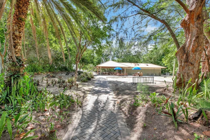 Approach to Surf Club Pavillion