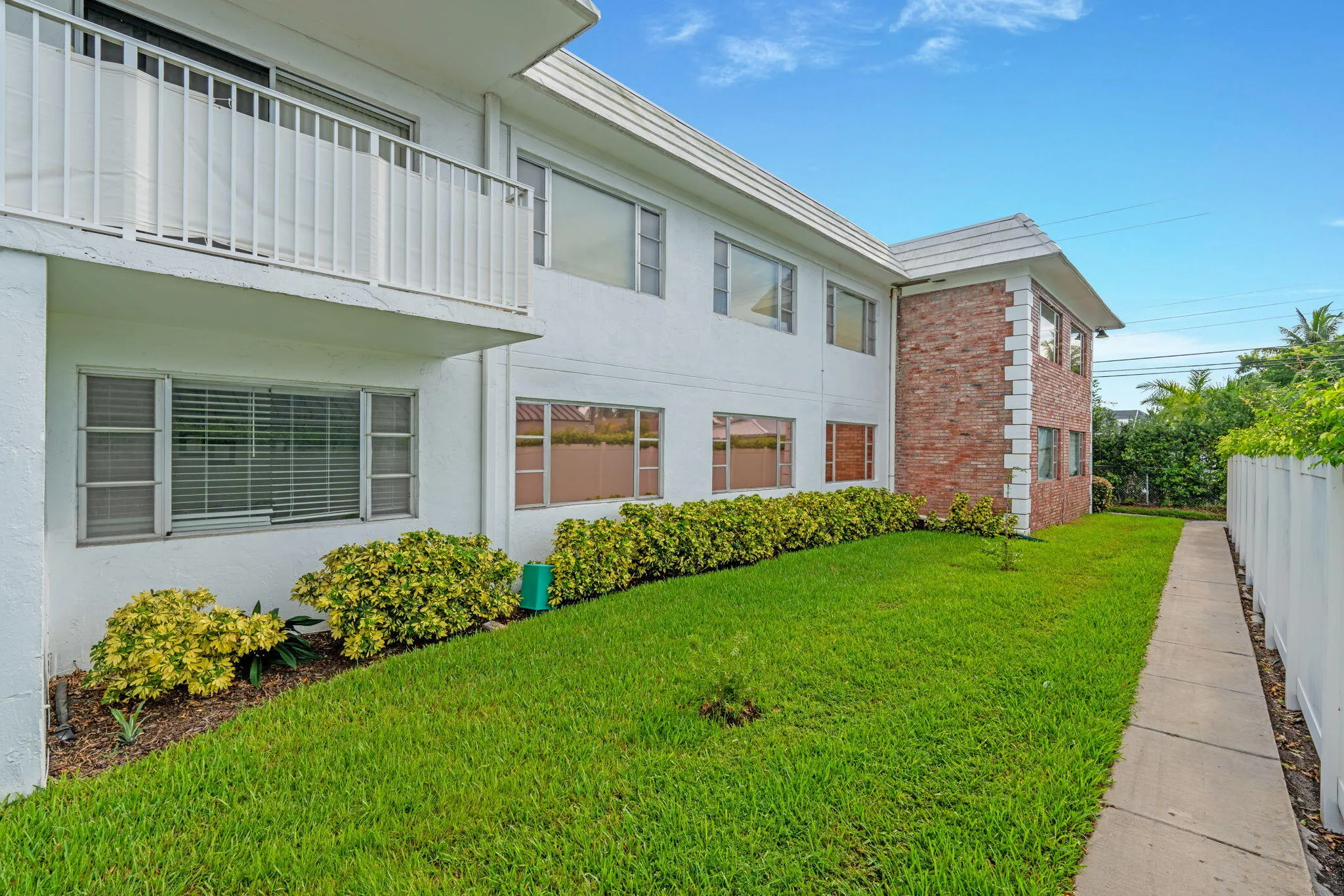 Building 1, 418 S Cypress Rd