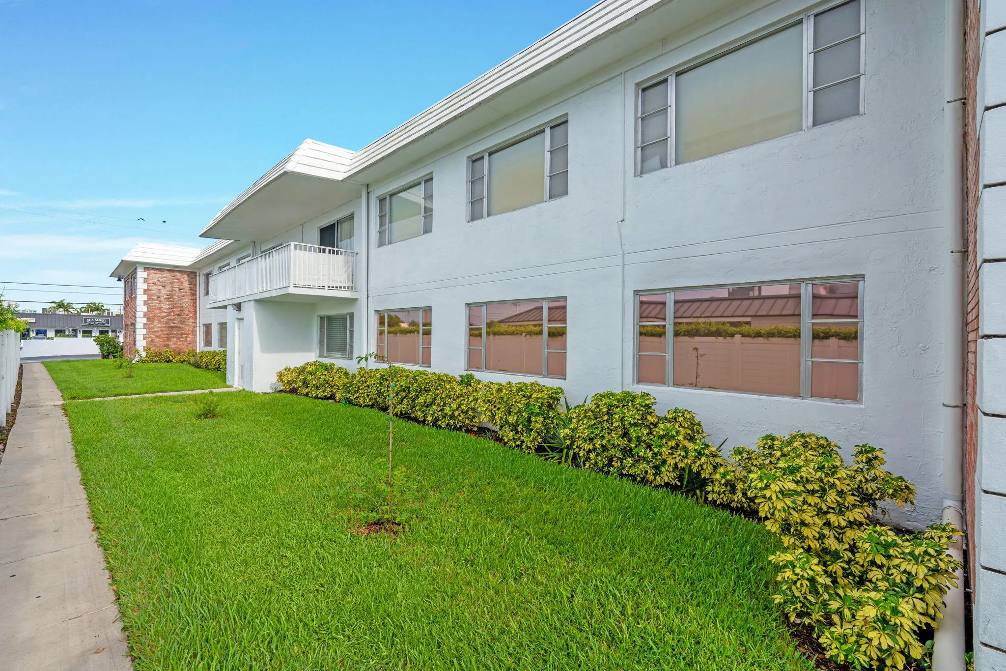 Building 1, 418 S Cypress Rd