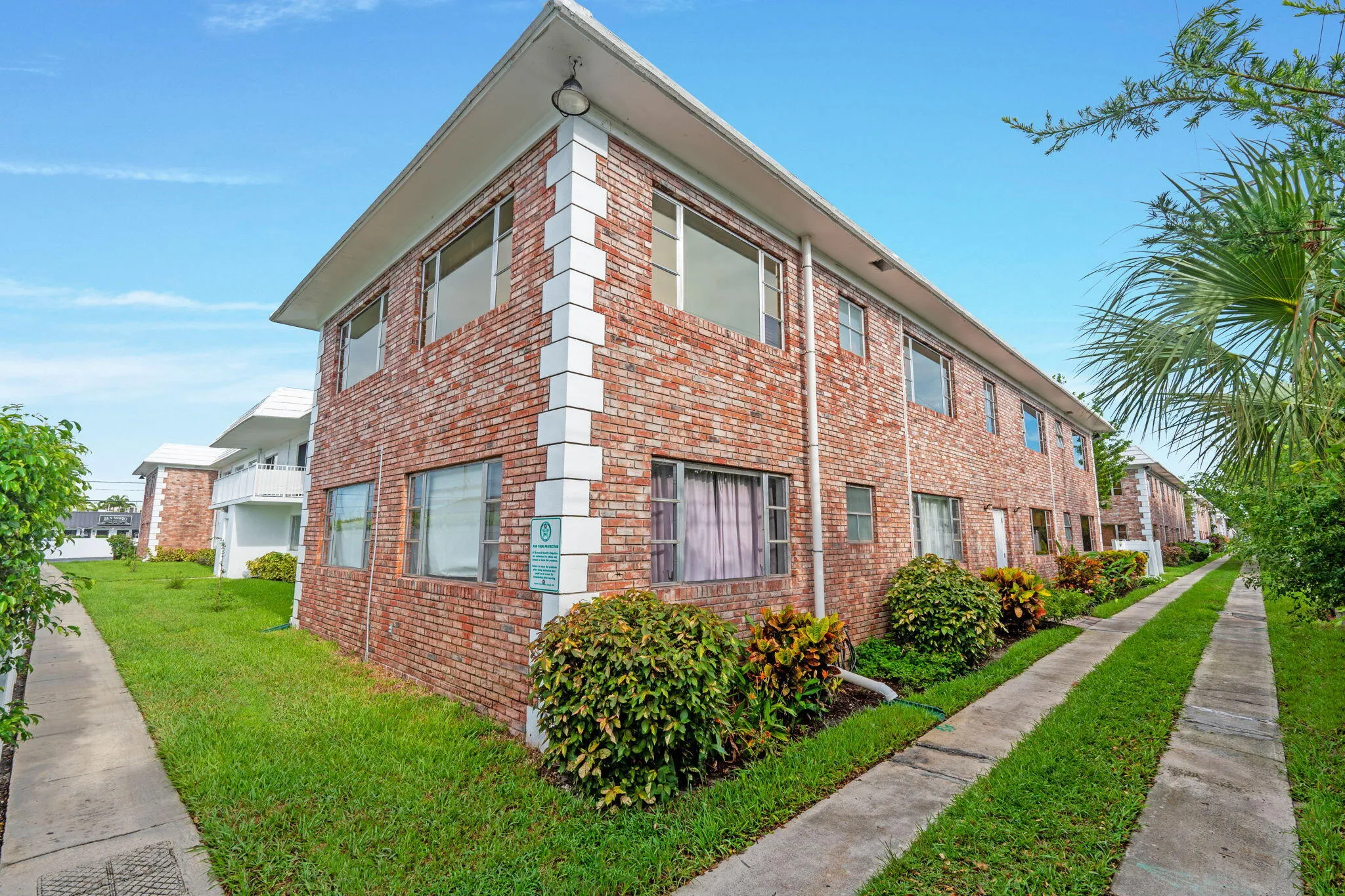 Building 1, 418 S Cypress Rd