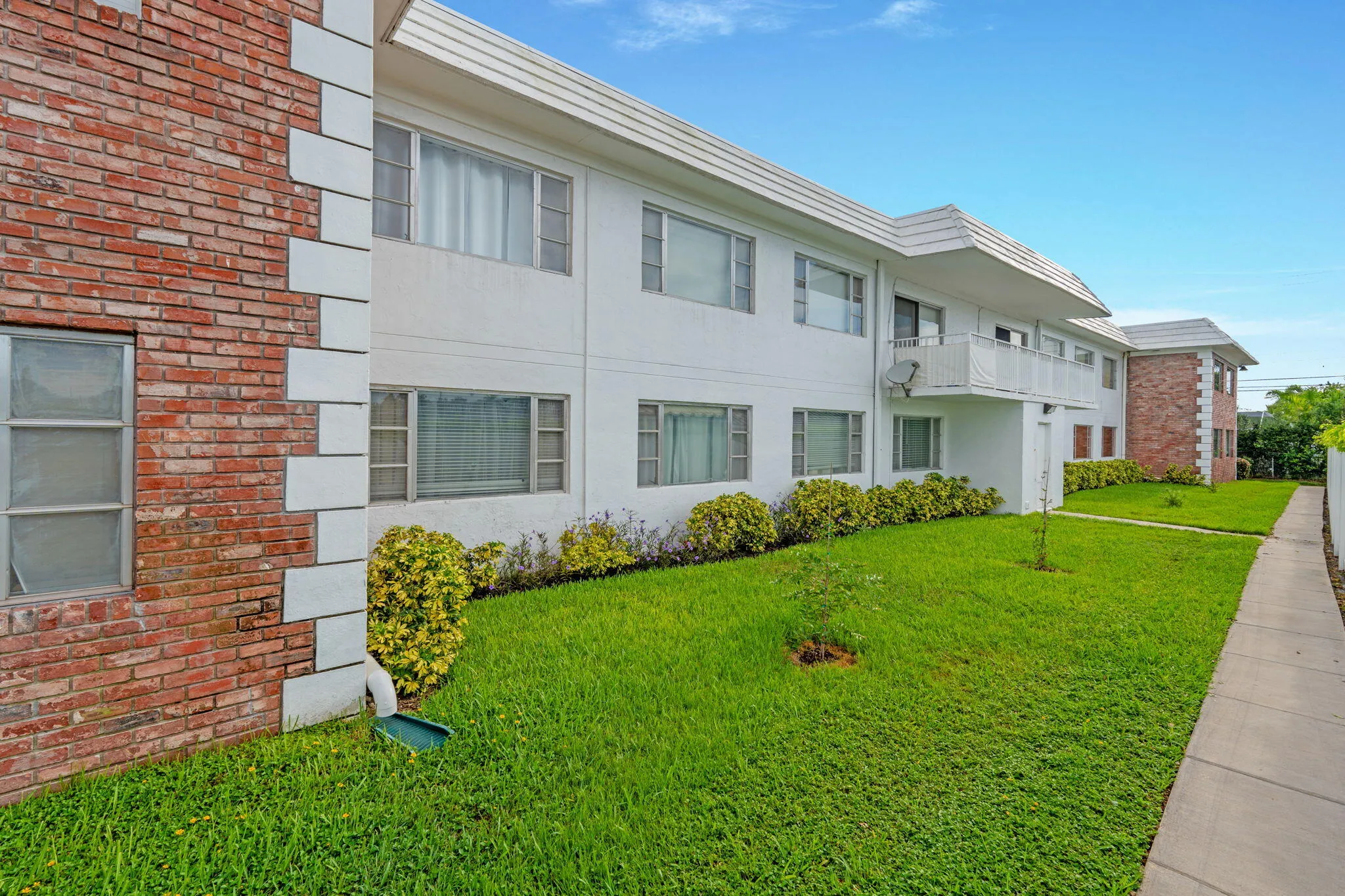Building 1, 418 S Cypress Rd