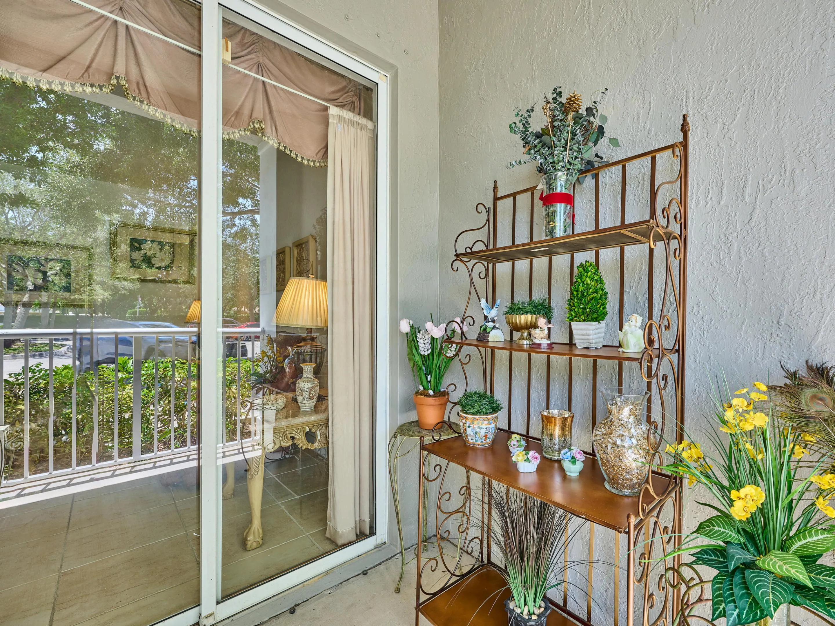 Covered patio off living room