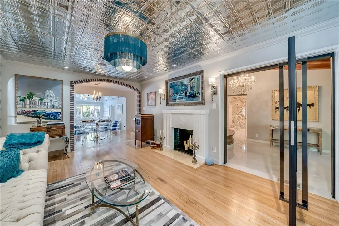 Tastefully decorated family room/ reading room