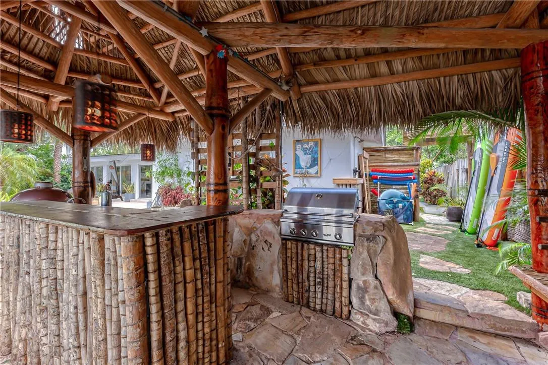 Outdoor Tiki Hut / Bar & BBQ