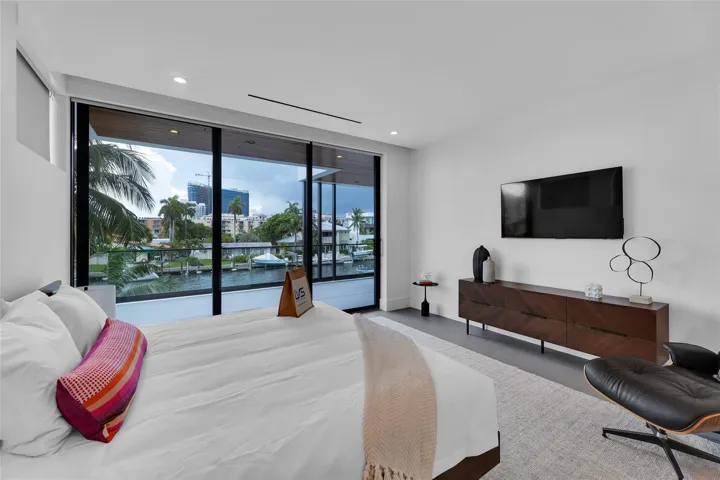 2nd Floor Suite overlooking waterway Bedroom #4