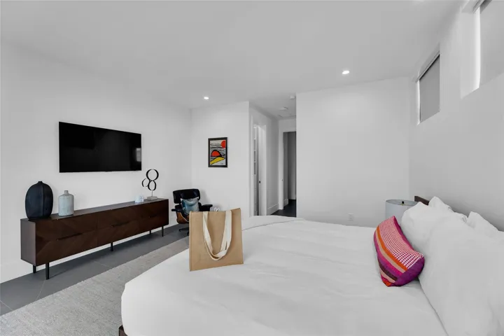 2nd Floor Suite overlooking waterway Bedroom #4