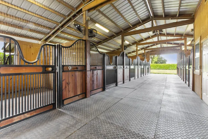 Center aisle stable
