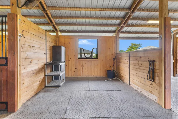 Grooming stall