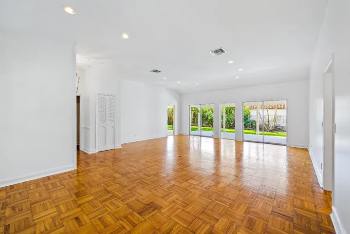 210 Russlyn Dr MLS-22