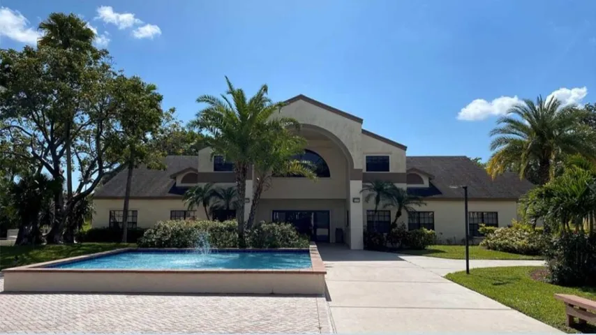 2539 NW 49th Ter 703, Gabriela Guimaraes