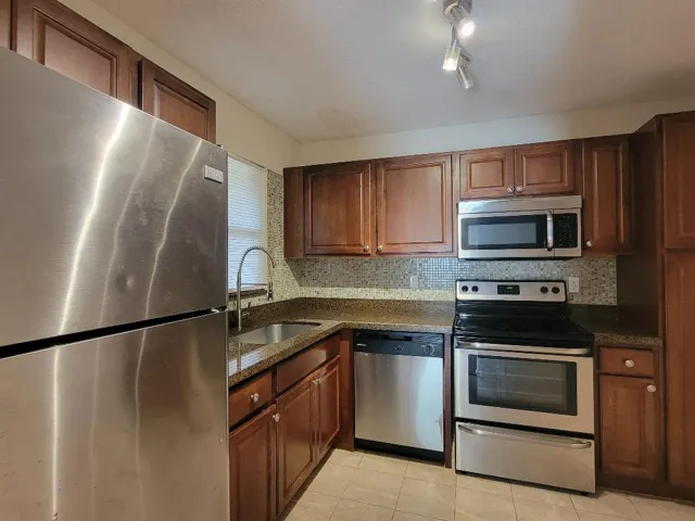 2539 NW 49th Ter 703, Gabriela Guimaraes