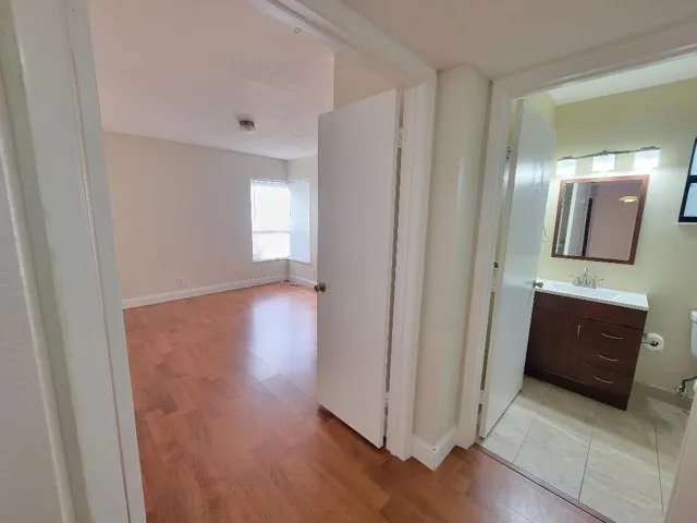 2539 NW 49th Ter 703, Gabriela Guimaraes