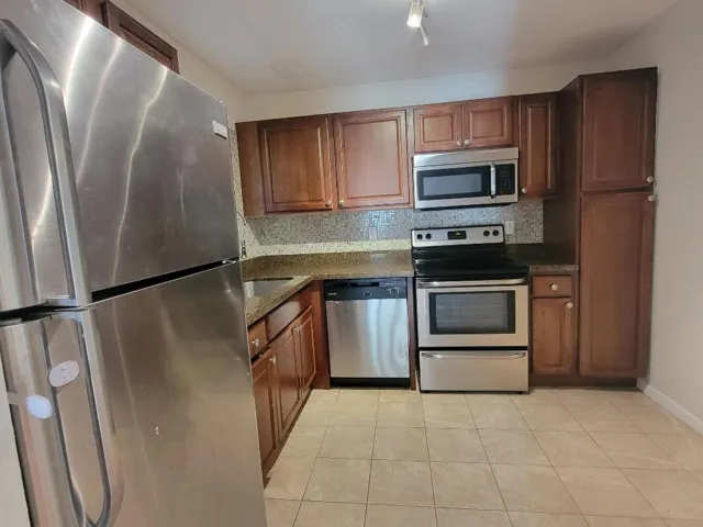 2539 NW 49th Ter 703, Gabriela Guimaraes