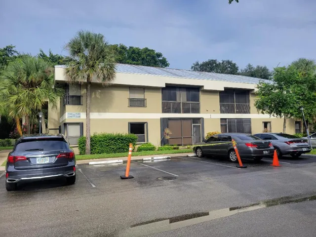 2539 NW 49th Ter 703, Gabriela Guimaraes
