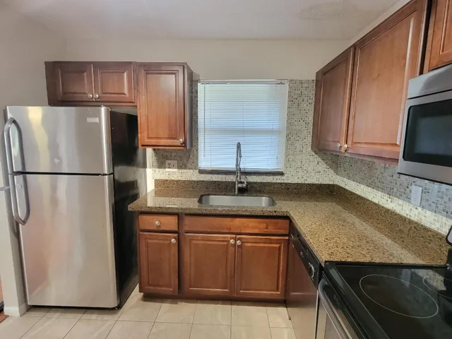 2539 NW 49th Ter 703, Gabriela Guimaraes