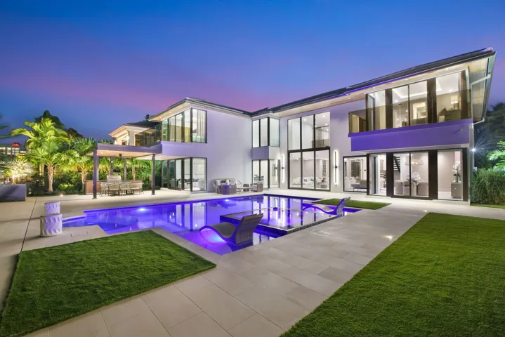 2533 Aqua Vista