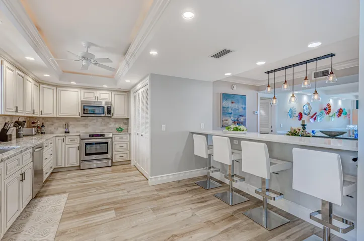 Kitchen w/Bar