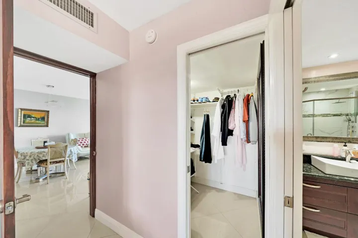 6 Walk-In Closet
