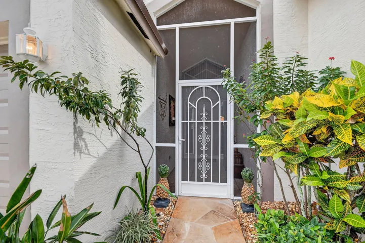 Screen enclosed entry way