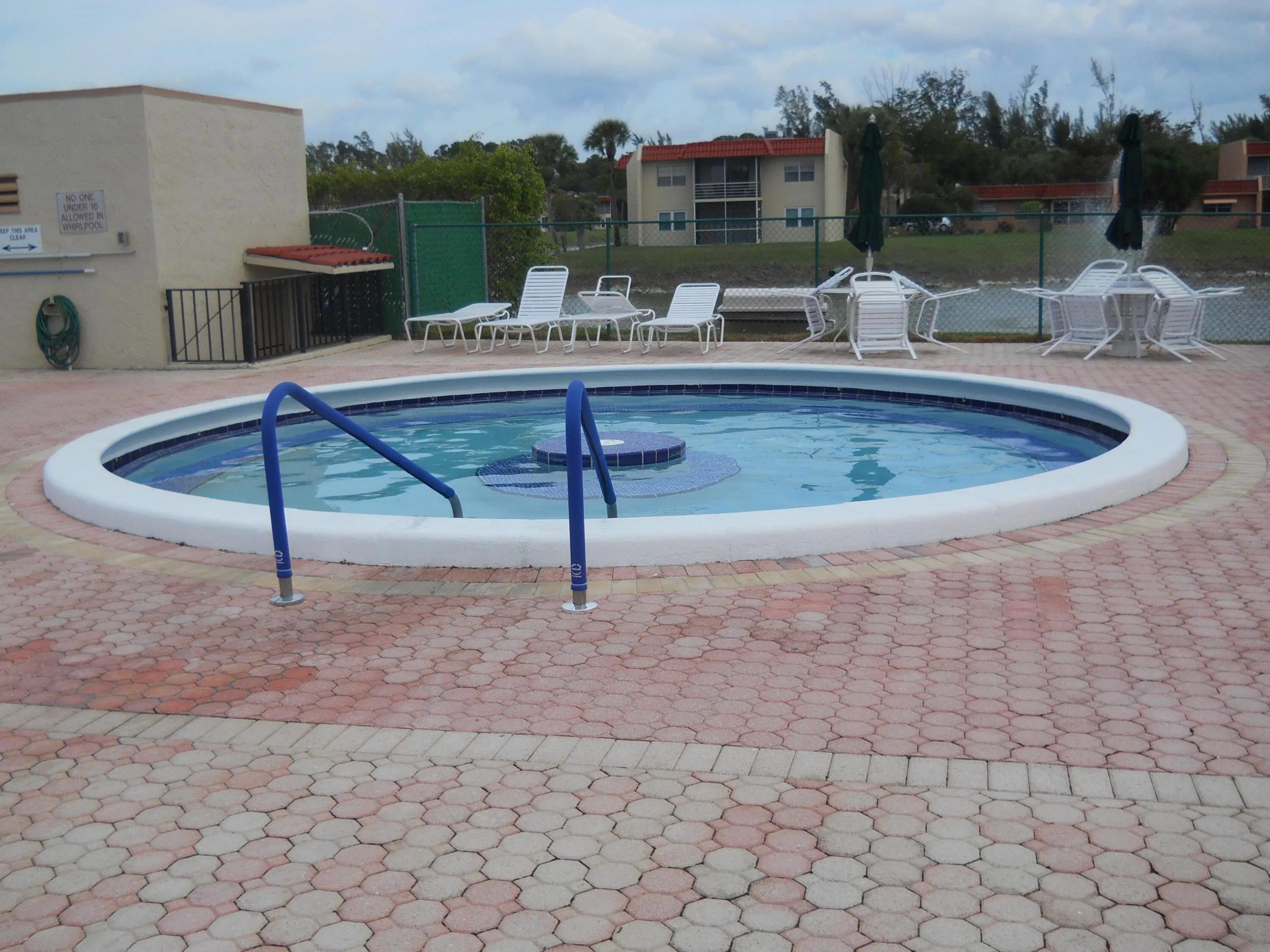 CLUBHSE A HOT TUB