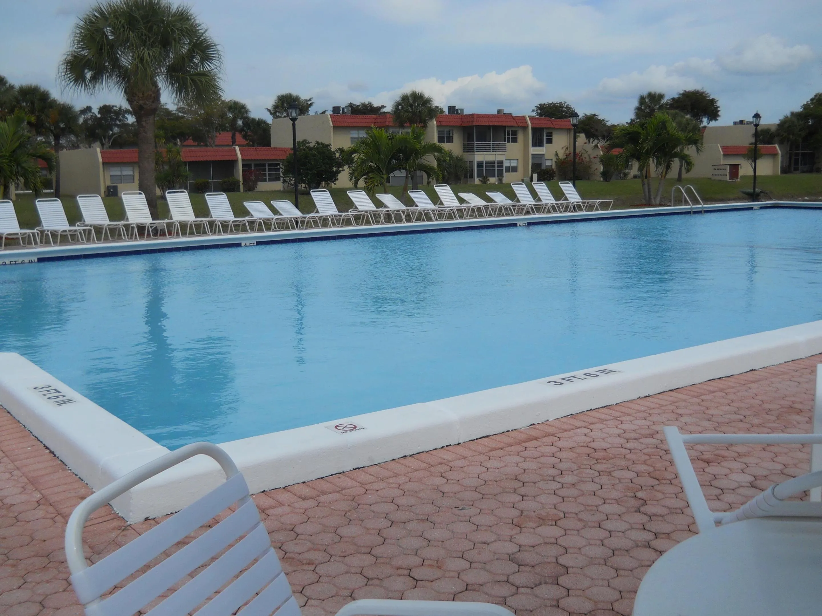 CLUBHSE A POOL