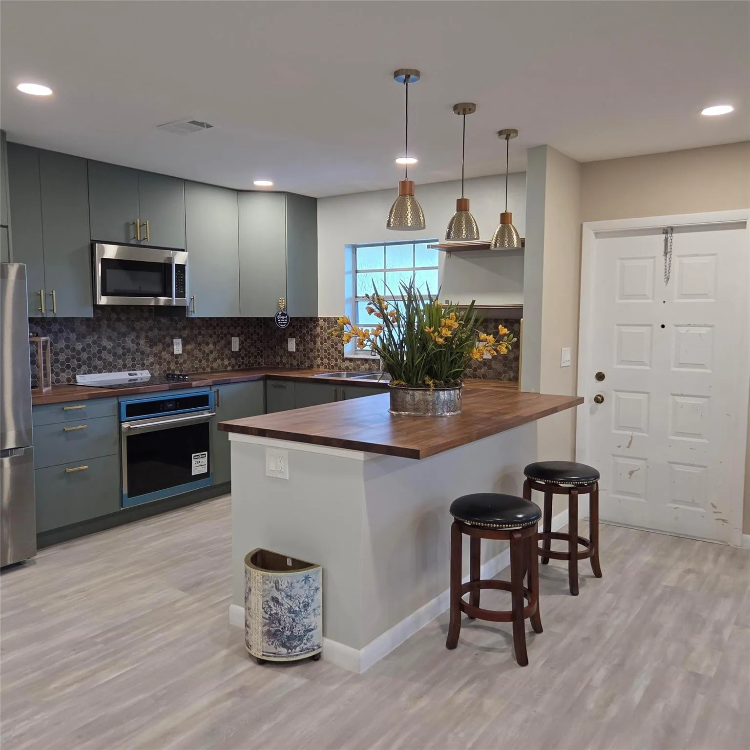 Front area, walk in, kitchen on left/living on right