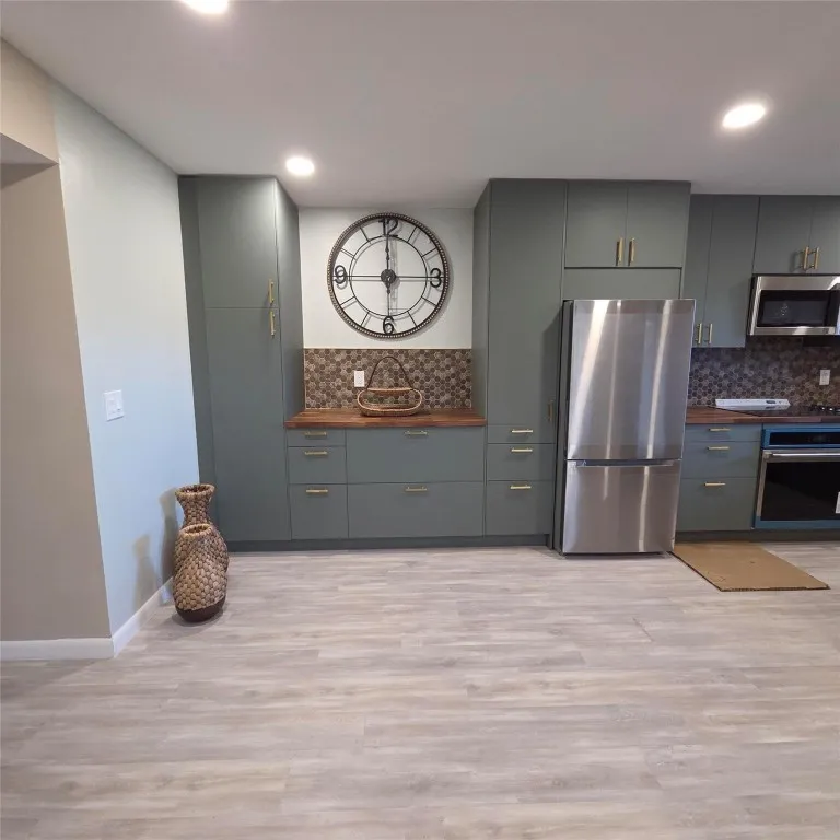 Large DINING ROOM, a cooks dream!