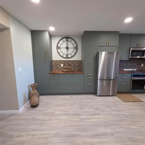 Large DINING ROOM, a cooks dream!